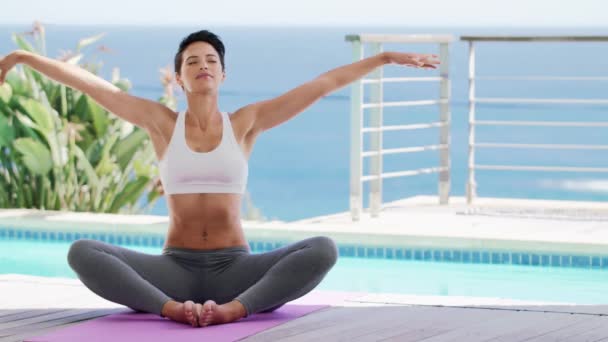 Yoga Bem Estar Meditação Mulher Para Zen Mentalidade Por Piscina — Vídeo de Stock