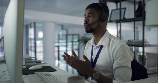 コールセンターと顧客サービスを持つ男は コンピュータと話をし 議論し 相談し システムを説明する 技術サポート Crm テレマーケティングを持つ黒人 コンサルタント エージェント — ストック動画