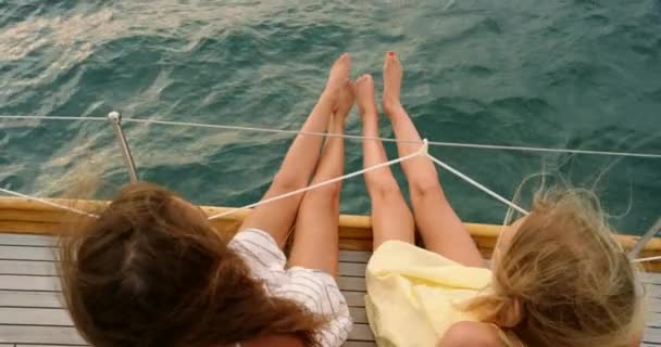 Yukarıda Kadınlar Yaz Için Denizde Bir Yatta Yatta Oturuyor Özgürlük — Stok video