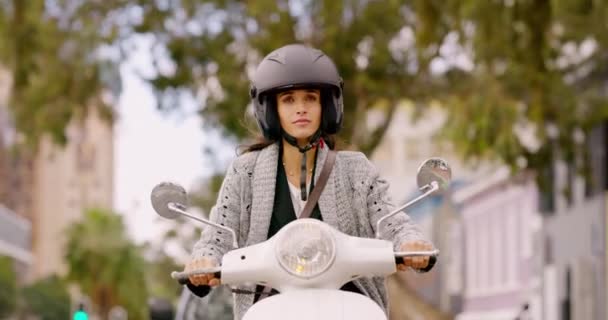 城市中的自由 骑自行车和骑摩托车的妇女 用于通勤 交通和旅行 道路旅行 旅行和安全 交通和摩托车上骑自行车的女司机 — 图库视频影像