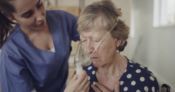 Stara Kobieta Problemy Oddychaniem Opiekun Maską Tlenową Pomoc Zdrowie Wsparcie — Wideo stockowe