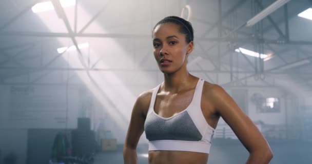Fitness Svett Och Ansikte Kvinna Gym Efter Träning Träning Eller — Stockvideo