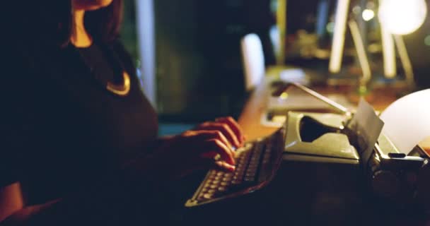 打字机 女人的手和夜晚写作一个有创造力的作家在一个有书的办公室 女工和在老式和复古印刷机上与专业人员在黑暗中打字的人的文件 — 图库视频影像