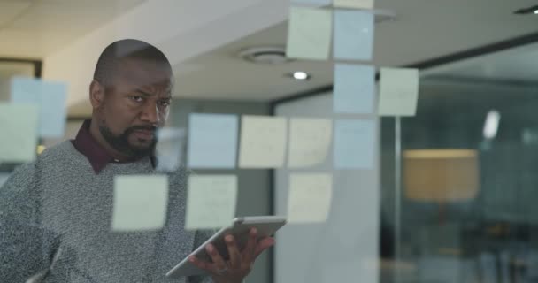 Tablet Thinking Business Man Glass Plan Happy Brainstorming 프로젝트 라인이나 — 비디오