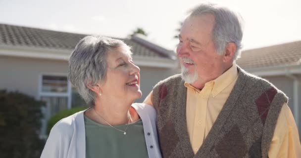 Amor Velho Par Abraça Jardim Nova Casa Com Sorriso Abraço — Vídeo de Stock