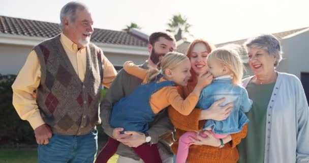 Lycklig Familj Med Morföräldrar Föräldrar Och Barn Gården Nytt Hus — Stockvideo