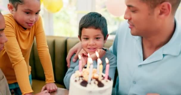 Торт День Народження Щаслива Сім Батько Обіймають Дитину Юнацьке Свято — стокове відео