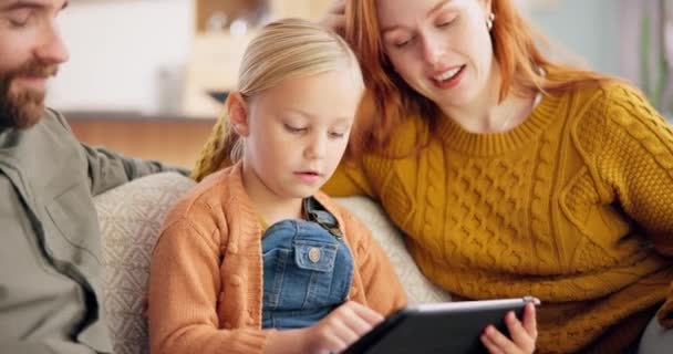 Γονείς Κορίτσι Παιδί Και Tablet Στο Σπίτι Για Online Παιχνίδια — Αρχείο Βίντεο