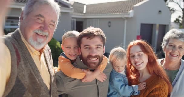 Selfie Con Nonni Genitori Figli Nel Cortile Nuova Casa Sorriso — Video Stock
