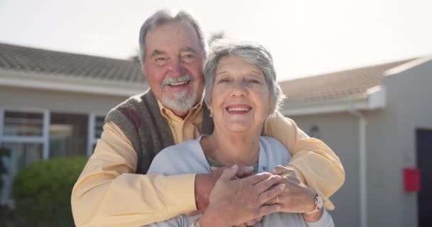 肖像画 老两口在新房的院子里拥抱 面带微笑地爱着 在退休时带着幸福的面孔 老年男子 妇女和幸福一起生活在后院 财产投资与养老金和房地产 — 图库视频影像