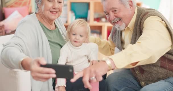 Selfie Happy Senior Couple Grandchild Bonding Playing Spending Time Home — Stock Video