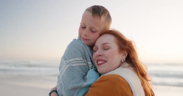 Пляж Ковдра Мати Обіймають Дитину Відпустці Або Відпустці Щоб Бути — стокове відео