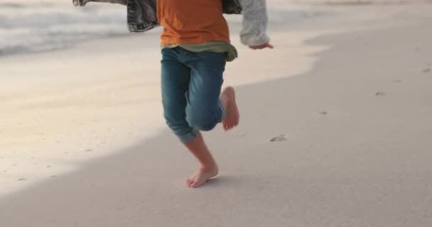 自由または楽しみのためにビーチで走っている子供の旅行 熱帯の休日の間に海や海で砂の上を歩く少年の裸足 速度とズーム — ストック動画