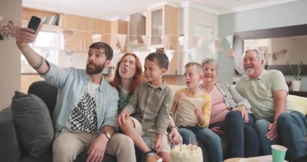 Selfie Mutlu Yıllar Parti Kutlamalarında Modern Evin Oturma Odasındaki Bir — Stok video
