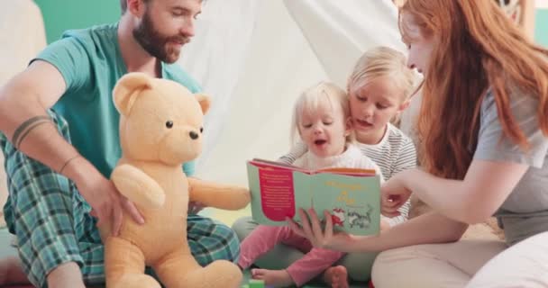 Οικογένεια Ανάγνωση Και Την Ιστορία Για Μάθηση Παιδιά Στο Πάτωμα — Αρχείο Βίντεο