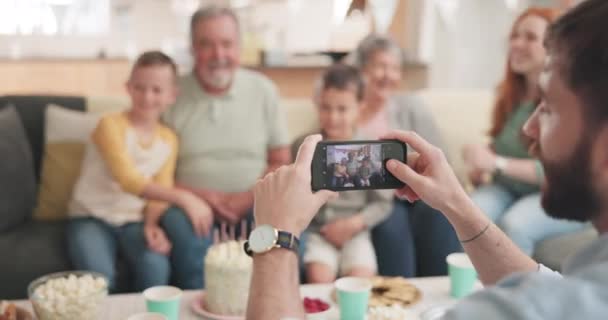 Telefon Skärm Och Fotograf För Familj Tillsammans Hemmet Med Morföräldrar — Stockvideo