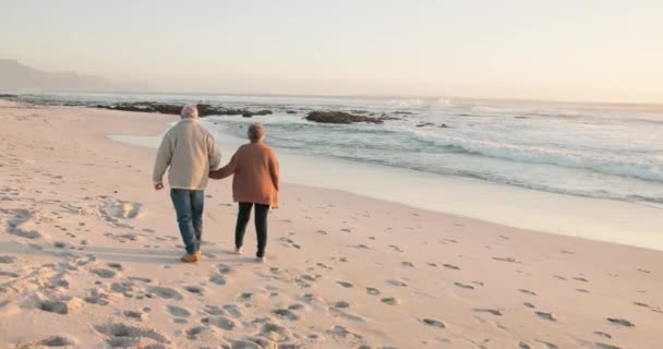 ビーチ シニアカップルのコミットメント 結合と日没の品質の時間のために海を歩く 男性と女性は一緒に休日 休暇や記念日にロマンスのためにリラックス — ストック動画
