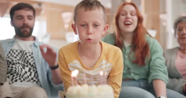 Niño Soplando Fiesta Cumpleaños Familia Feliz Con Torta Aplaudiendo Celebración — Vídeos de Stock
