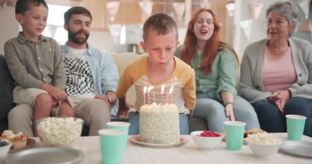 Soprando Aniversariante Grande Família Com Bolo Celebração Festa Casa Com — Vídeo de Stock
