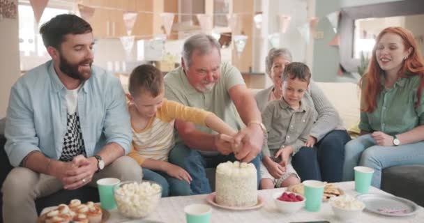 Cut Solenizant Lub Szczęśliwa Rodzina Ciastem Imprezie Domu Wsparciem Lub — Wideo stockowe