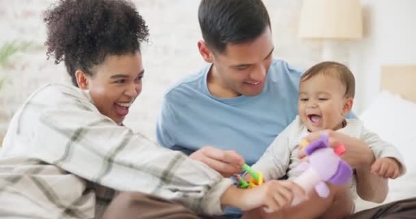 Οικογένεια Ζευγάρι Και Μωρό Παίζουν Παιχνίδια Μαμά Και Μπαμπάς Μαζί — Αρχείο Βίντεο