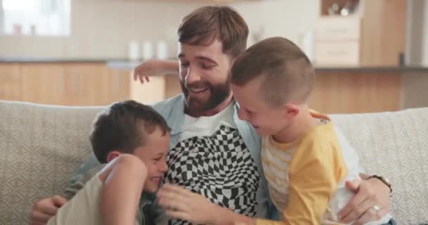 Feliz Brincalhão Engraçado Com Pai Filhos Sofá Para Ligação Tempo — Vídeo de Stock