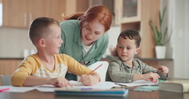 学校和母亲在厨房帮助孩子做作业或学习 教育和弟弟学生远程学习或与父母一起在家上学 — 图库视频影像