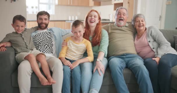 Große Familie Kinder Und Großeltern Mit Eltern Gesicht Und Sofa — Stockvideo