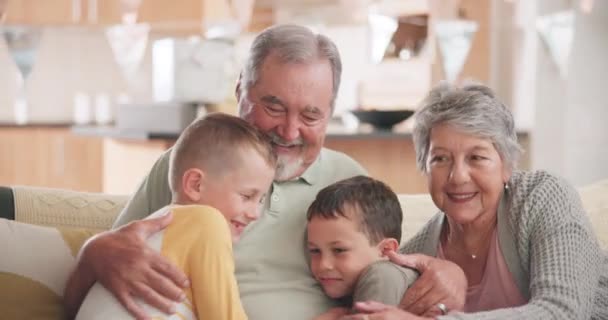 祖父母 家人和孩子们抱在沙发上 退休和家庭团聚 老年人 祖母和爷爷带着孩子坐在沙发上寻求幸福 集体支持和照顾 — 图库视频影像