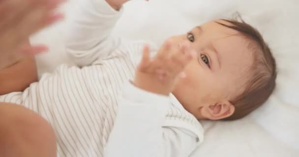 Vauva Vauva Käsien Sängyn Taputtaminen Vanhemmalla Hoito Tai Oppiminen Hymyllä — kuvapankkivideo