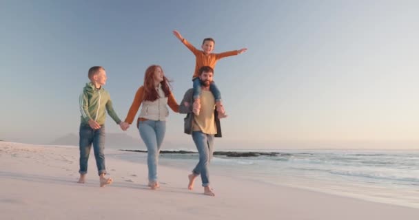 在海滩上牵着手 微笑着和家人 快乐地散步 带着欢乐 夏天和假日带着逃避 有孩子的父母 健康的孩子和海滨 旅游和海洋 — 图库视频影像