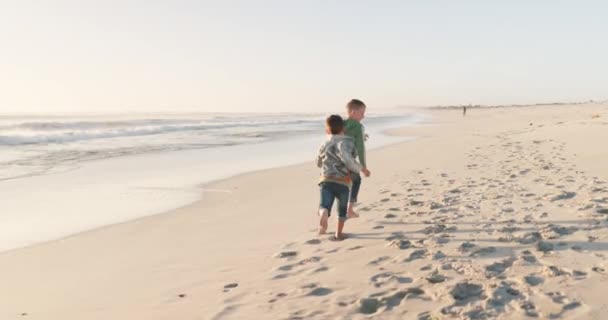 Játékos Nyaralás Fiúk Futás Strand Boldogság Homokkal Hétvégi Szórakozás Szabadság — Stock videók