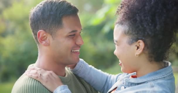Szerelem Boldogság Ölelés Pár Parkban Romantika Kötődés Gyengédség Boldogság Mosoly — Stock videók