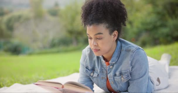 黑人妇女在公园看书和放松 自然在学习休息 在大学校园的草地上休息和研究 为课堂学习故事和大学课本 小说或文学 — 图库视频影像