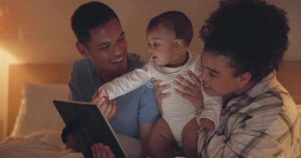 微笑和家庭与宝宝在卧室 结合和享受夜晚的乐趣 快乐和新生儿 父母在床上学习 护理和在社交媒体 网络应用和家庭中玩耍 — 图库视频影像