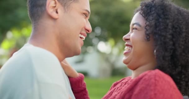 Umarmung Outdoor Und Paar Mit Liebe Lächeln Und Bindung Mit — Stockvideo