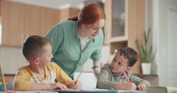 Famille Éducation Mère Aidant Ses Enfants Faire Leurs Devoirs Étudier — Video