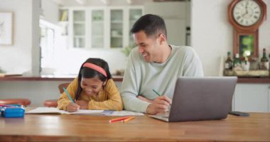 Dizüstü bilgisayar, elearning ve evde eğitim için kitap çizen bir kız ve baba. Eğitim, baba ve ev ödevi olarak sanat ile mutlu çocuk, öğrenim ve yardım, bakım ve geliştirme.