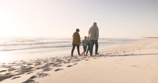 Mani Mano Nonni Nipoti Che Camminano Sulla Spiaggia Famiglia Natura — Video Stock