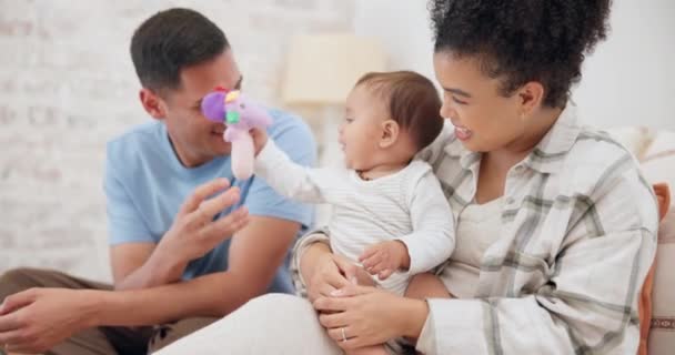 Çift Aile Bebekle Kaliteli Zaman Geçirmek Anne Baba Oyuncaklarla Oynamak — Stok video