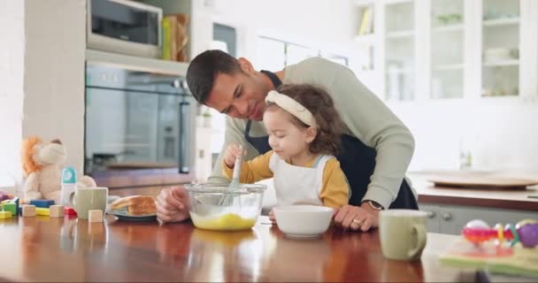 Vader Dochter Bakken Keuken Voor Lol Met Het Leren Thuis — Stockvideo