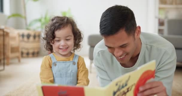 Ragazza Padre Libro Lettura Imparare Casa Legare Divertirsi Scuola Papà — Video Stock