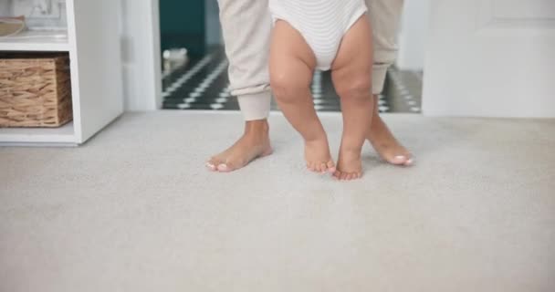 Piernas Bebé Aprendiendo Caminar Con Crecimiento Desarrollo Padres Primera Infancia — Vídeo de stock