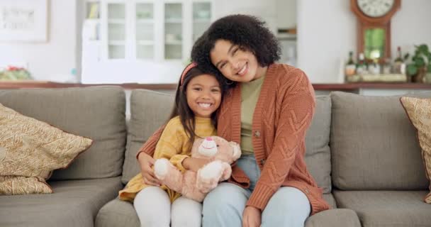 Zuhause Mutter Und Mädchen Auf Der Couch Umarmung Und Familie — Stockvideo