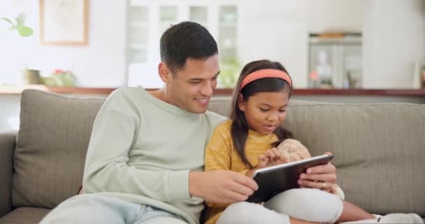 Πατέρας Tablet Και Χαλαρώσετε Κορίτσι Στον Καναπέ Στο Σπίτι Σαλόνι — Αρχείο Βίντεο