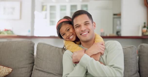 Retrato Padre Hija Abrazos Con Felicidad Sofá Para Tiempo Calidad — Vídeo de stock