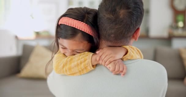 Αγάπη Υποστήριξη Μπαμπάς Αγκαλιάζει Ένα Κορίτσι Για Χαλαρώσετε Οικογένεια Στο — Αρχείο Βίντεο