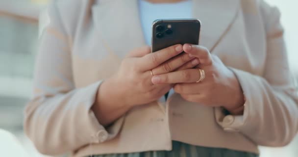 Closeup Forretning Kvinde Med Smartphone Hænder Skrive Med Forbindelse Sociale – Stock-video