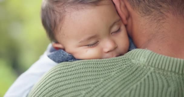 Rodzina Park Dziecko Śpiące Świeżym Powietrzu Ojca Lecie Łącząc Się — Wideo stockowe