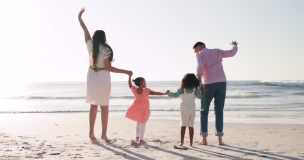 Прыгайте Держитесь Руки Всей Семьей Отдыхайте Пляже Вместе Детьми Родителями — стоковое видео